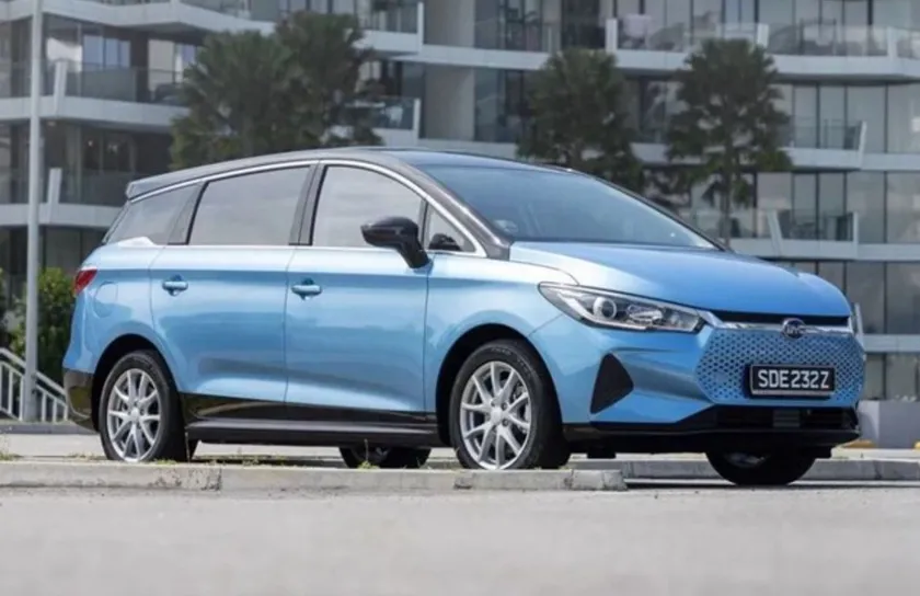 BYD lanza un monovolumen eléctrico de siete plazas con un precio de 21