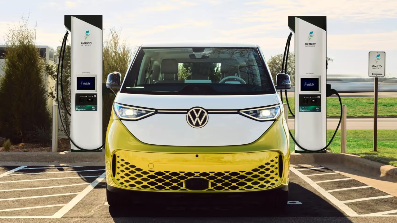 Volkswagen quiere demostrar que se puede conducir un coche eléctrico casi “gratis” gracias a la tecnología V2G