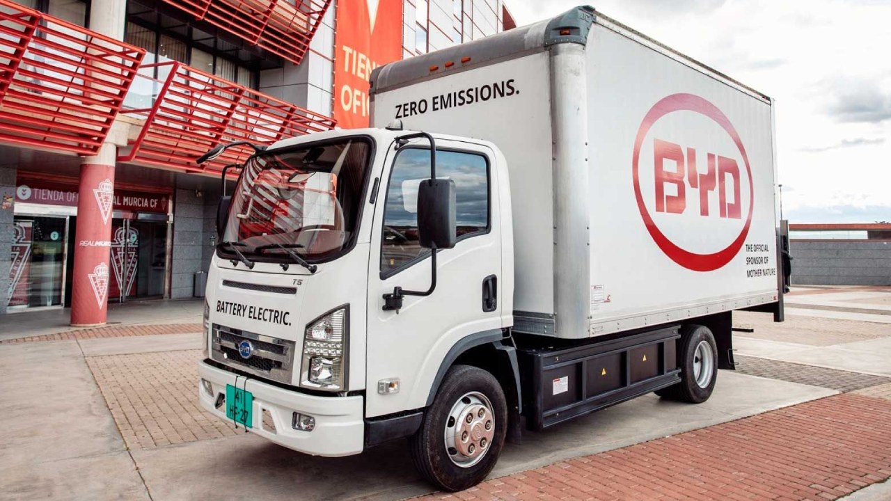 Tras triunfar con sus coches en Europa, los chinos van ahora a por el camión eléctrico low-cost: “O nos movemos o nos devorarán”