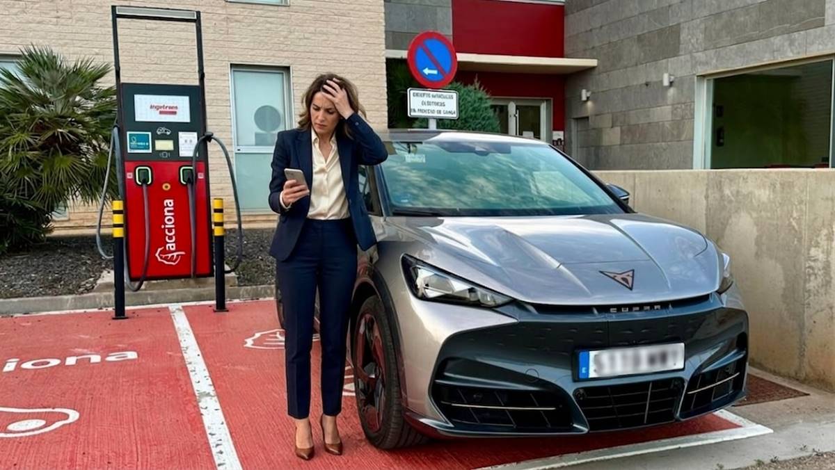 Cargar un coche eléctrico en España: una odisea digital que tiene que solucionarse