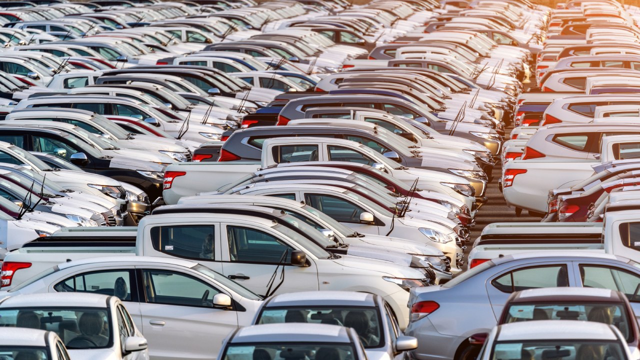 Este es el segundo país del mundo que prohíbe la importación de coches con motor de combustión