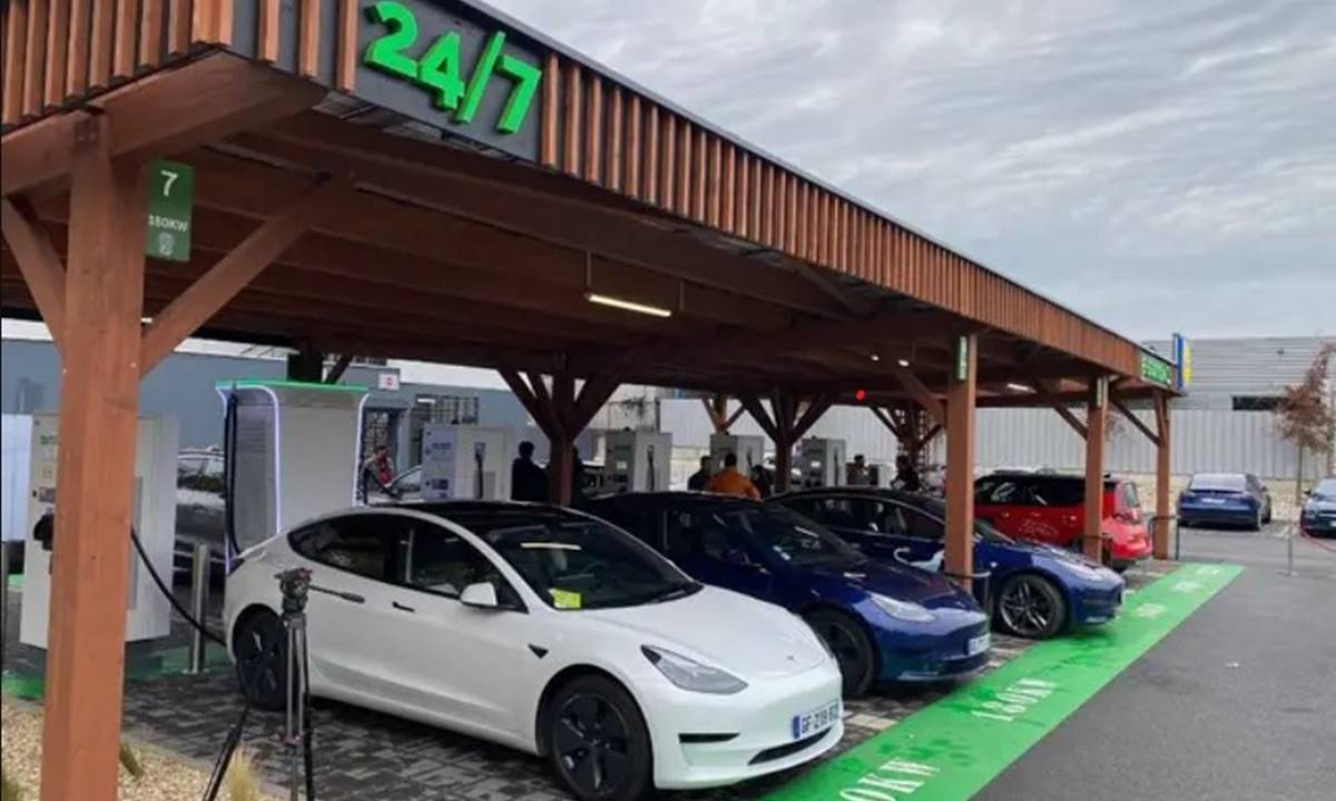 Lidl rompe el mercado: cargar un coche eléctrico en sus puntos rápidos ya cuesta menos que hacerlo en casa