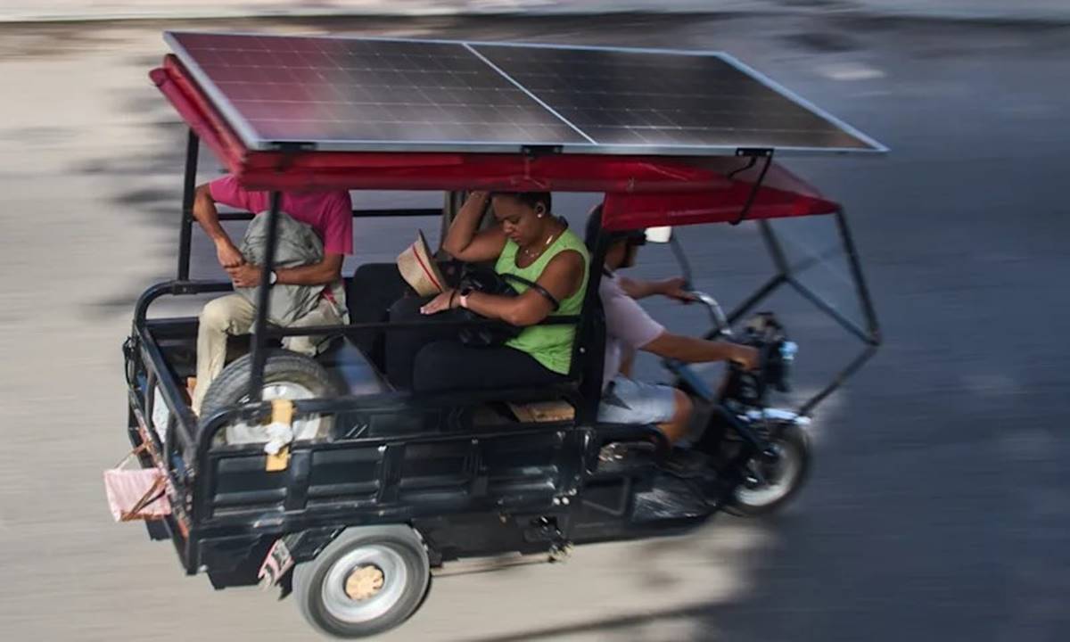 Los triciclos eléctricos con paneles solares se convierten en el salvavidas de Cuba ante la escasez de combustible