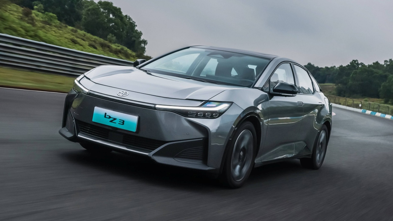 Más barato que un Corolla de segunda mano, así es el eléctrico de Toyota con tecnología BYD