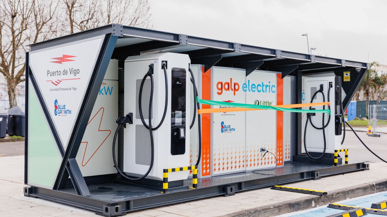 Esta empresa española convierte baterías usadas de Nissan LEAF para alimentar un cargador de hasta 240 kW