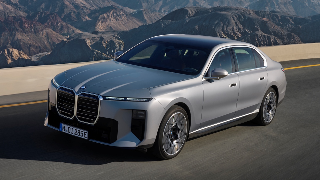 BMW renueva el i7, la berlina eléctrica de lujo llega a los 728 km de autonomía para competir con el Mercedes EQS