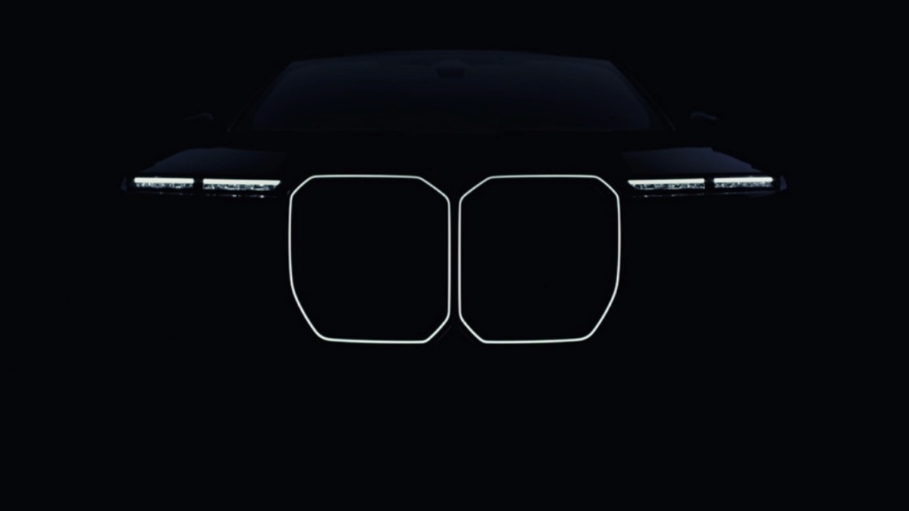 El nuevo BMW i7 muestra su parrilla absurdamente grande... que además no necesita