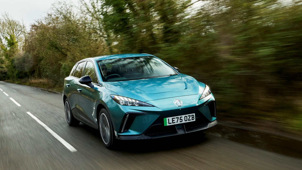 "Quizás sea hora de replantearte cómo conduces", se duplican las ventas de coches eléctricos de segunda mano ante la situación en Irán