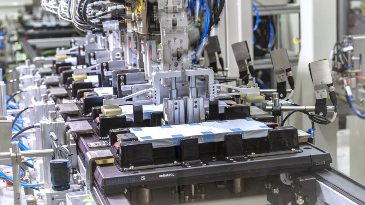 Volkswagen busca alternativas para su negocio de baterías ante la lenta demanda de los coches eléctricos