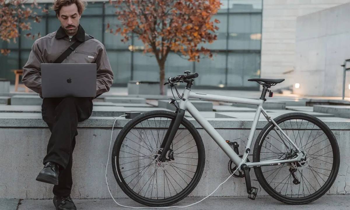 Horquilla de carbono, 14 kilos y carga con toma USB: así es la bici eléctrica que rompe el mercado en 2026