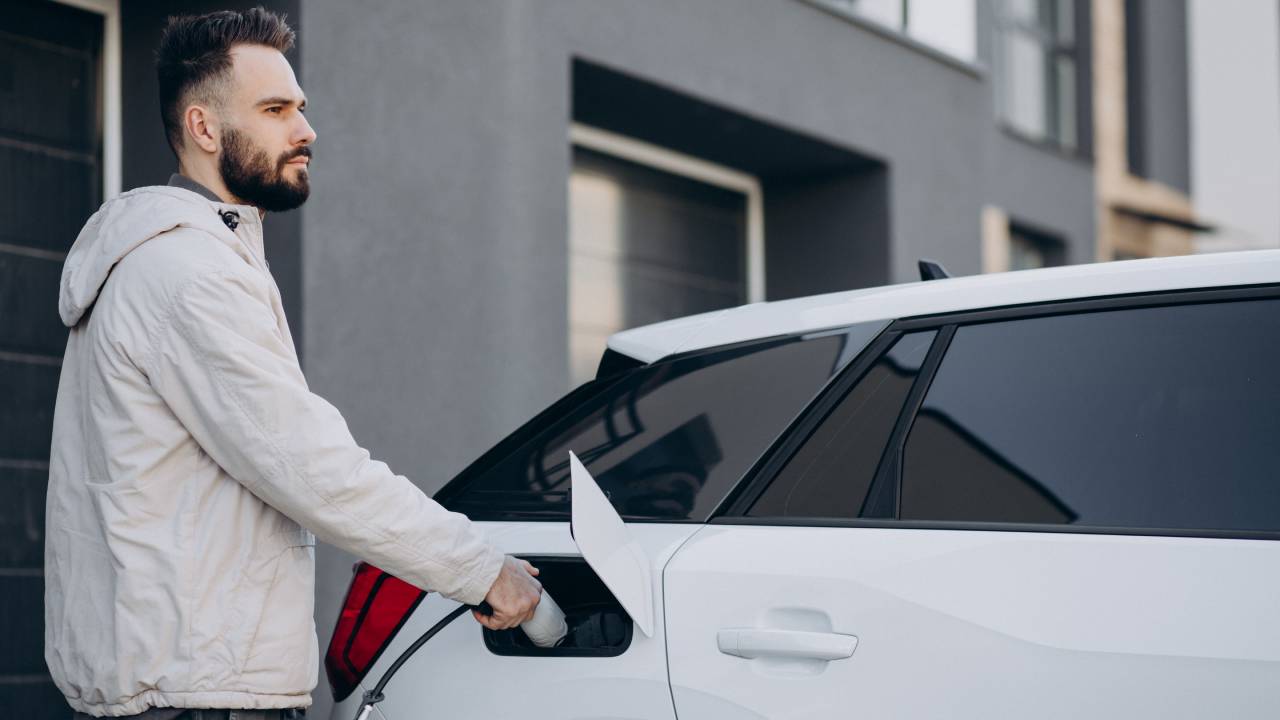 La brutal realidad: esto es lo que te gastar&aacute;s en 30 a&ntilde;os con un coche gasolina y con un coche el&eacute;ctrico