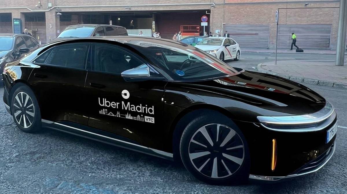 Uber lanzará este mes el primer servicio comercial de taxis autónomos de España en Madrid con el Lucid Air