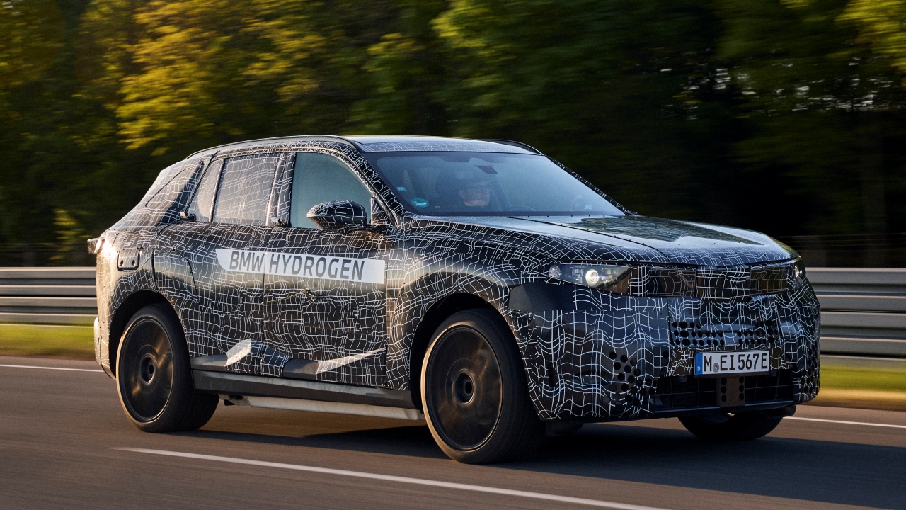 BMW consigue que los depósitos de hidrógeno del iX5 Hydrogen ocupen lo mismo que las baterías del iX5 eléctrico