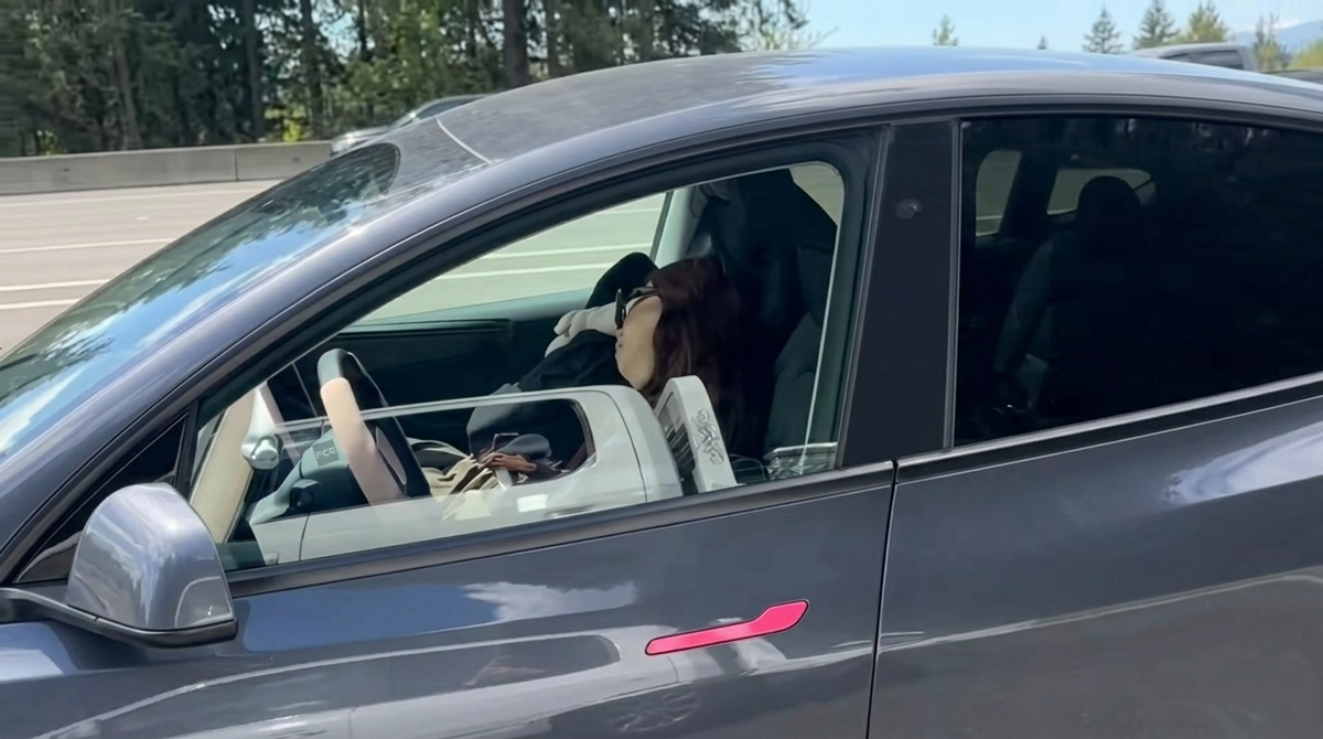 Un vídeo reabre el debate sobre la conducción autónoma de Tesla: el coche siguió circulando mientras el conductor dormía