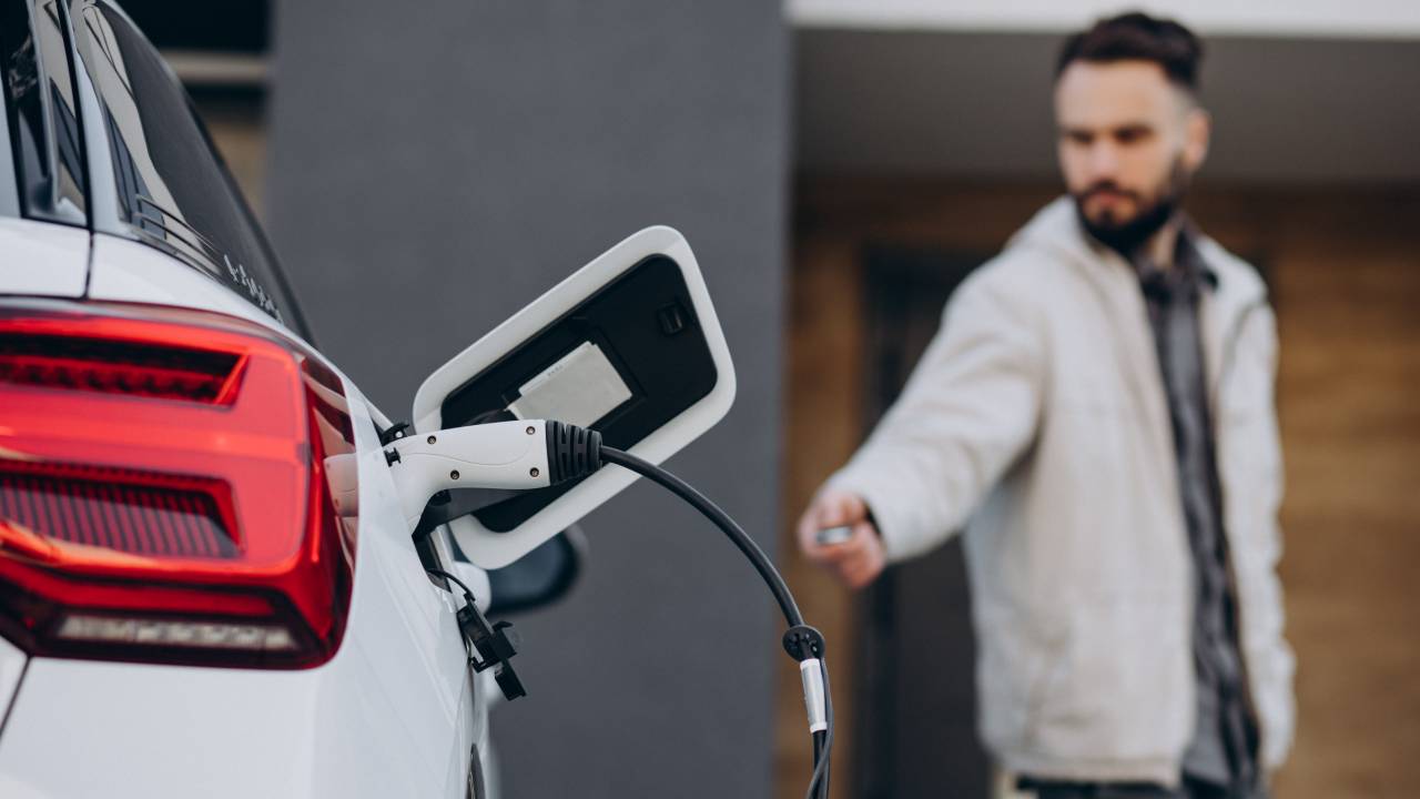 ¿Podemos quejarnos los españoles de “pocas” ayudas al coche eléctrico? Nos comparamos con otros países en Europa