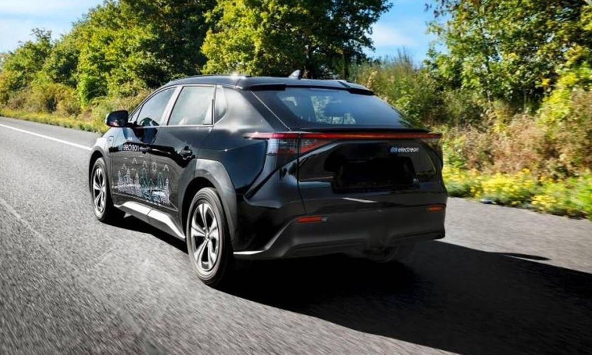 Francia prueba la primera autopista que recarga coches eléctricos en movimiento
