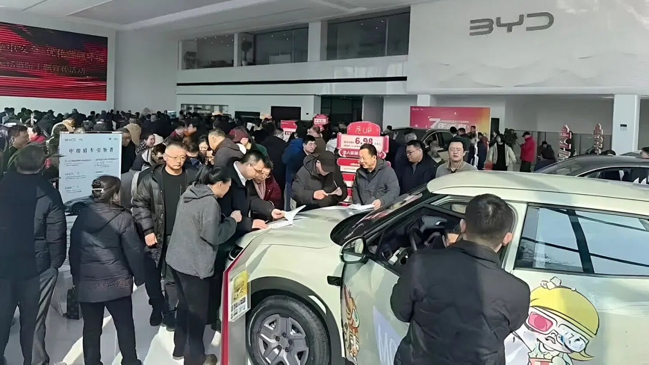 Los clientes chinos abarrotan los concesionarios de BYD tras la presentación de su tecnología de carga en 5 minutos