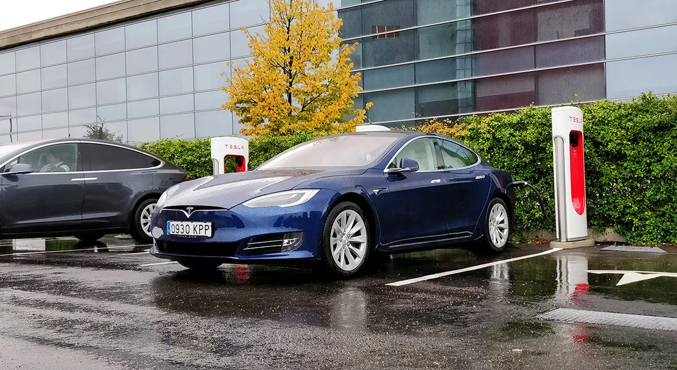 Condenan a Tesla por reducir la potencia de carga de sus coches