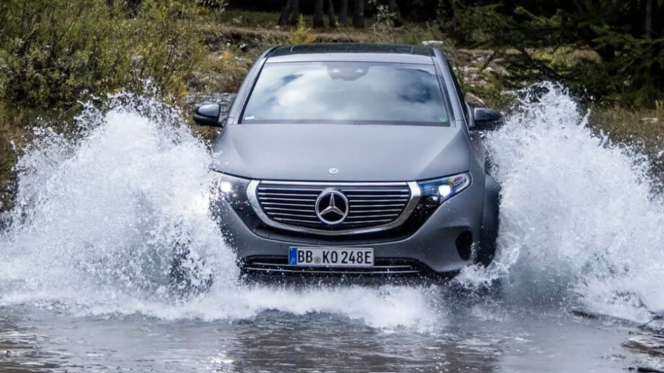 Los coches eléctricos y el agua. Están bien protegidos, pero se deben evitar las aguas profundas