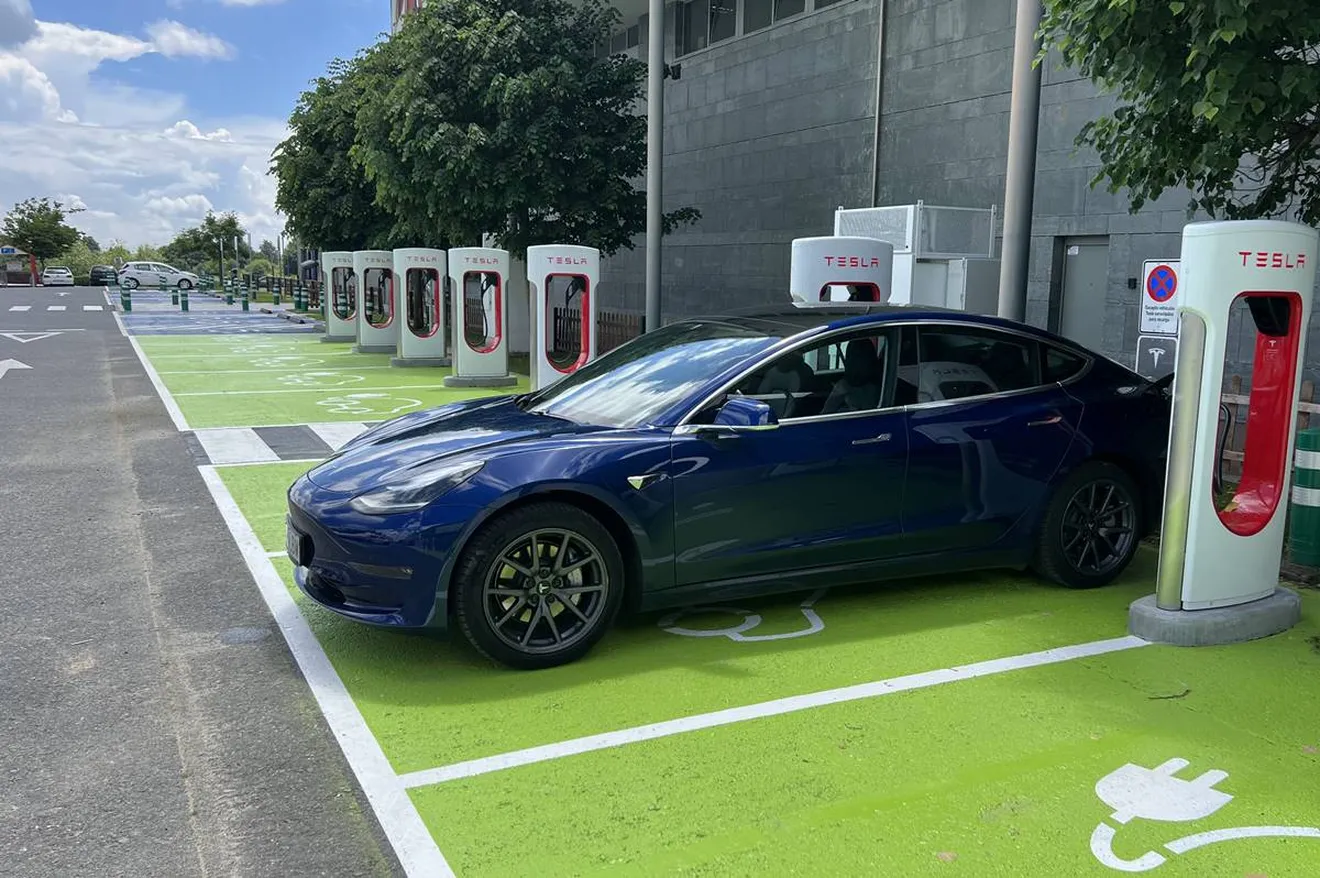 ¿Cuántos kilómetros puede recuperar un coche eléctrico en el tiempo de repostaje de un coche con motor de combustión?