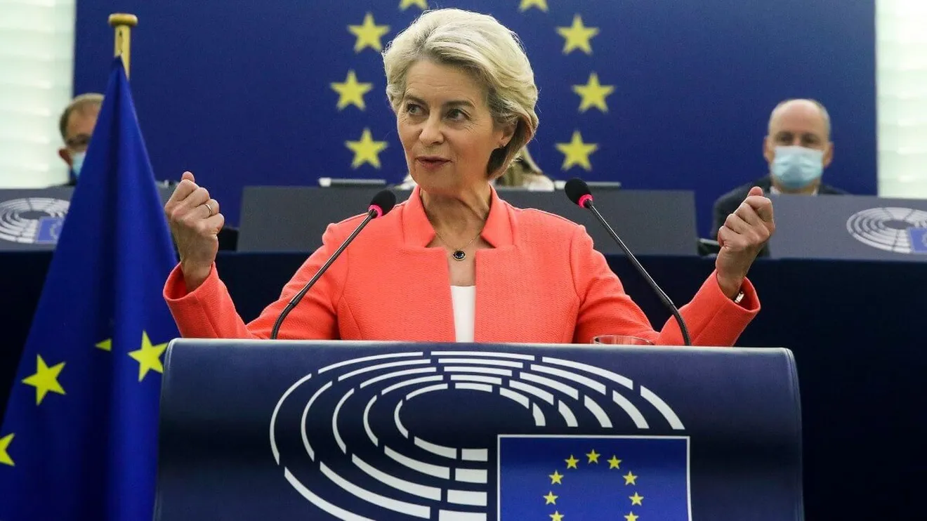 Von der Leyen impulsa los absurdos combustibles sintéticos como alternativa al coche eléctrico en Europa