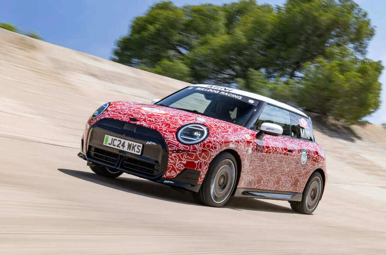 Primeras imágenes del nuevo MINI Cooper JCW E, la versión más picante se vuelve eléctrica