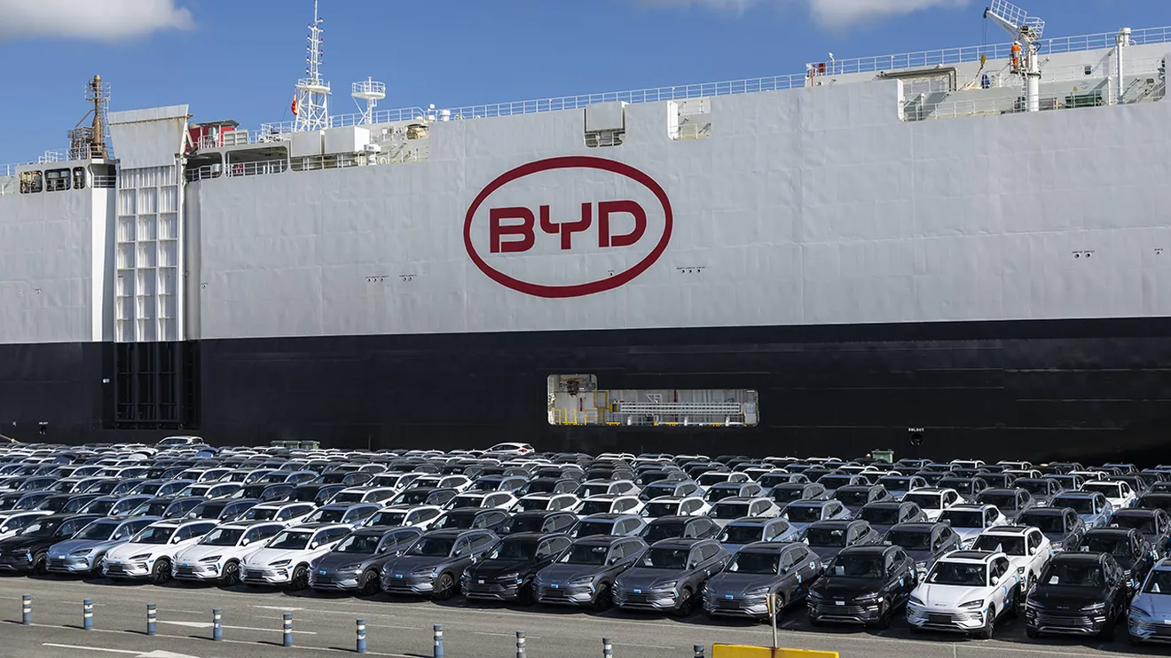 BYD acelera su ‘invasión’, llega por primera vez a España su barco con 1.000 unidades del Seal U híbrido enchufable