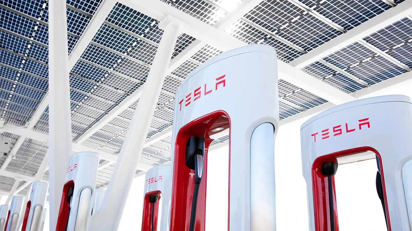 Tesla se pone las pilas y estrena 5 nuevas estaciones con Supercargadores en España, superando ya los 720 puntos de recarga