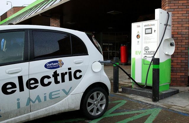 Inglaterra creará una red de 10.000 puntos de recarga para coches eléctricos de pago por uso