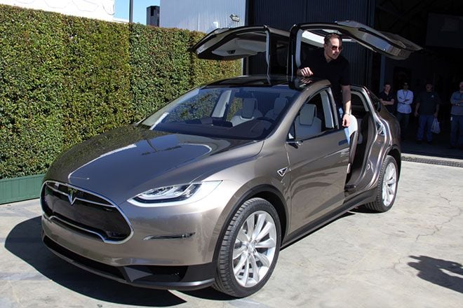 Elon Musk nos explica el sistema de puertas del Model X