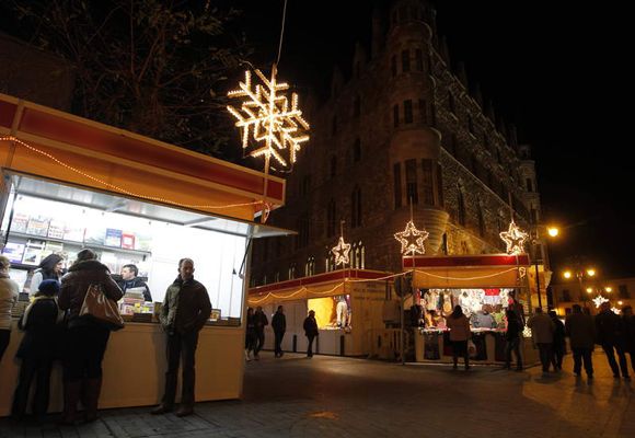 Coches eléctricos en lugar de iluminación de navidad