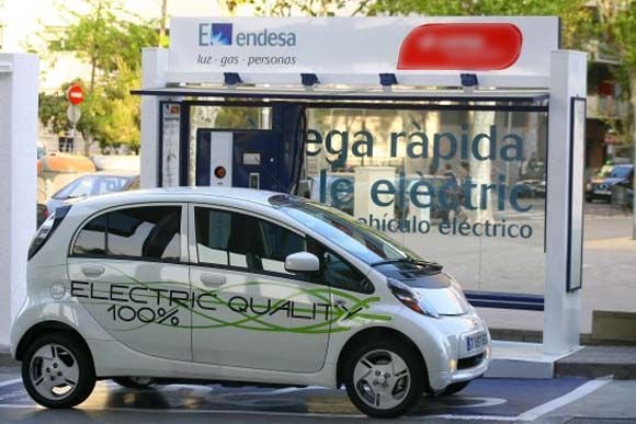 Sevilla permite a los coches y motos eléctricas circular por los carriles bus