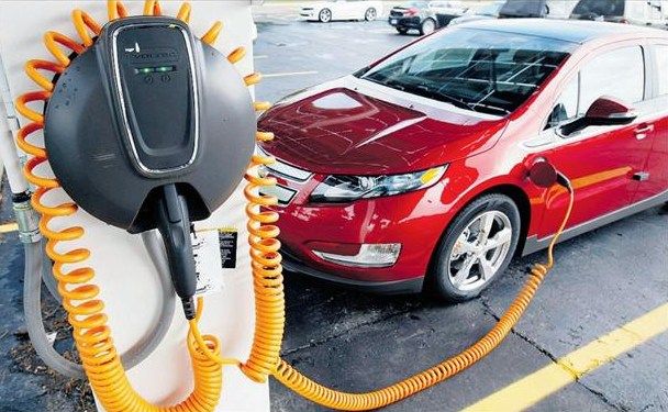 Con el paso del tiempo, los propietarios de coches eléctricos conducen más kilómetros