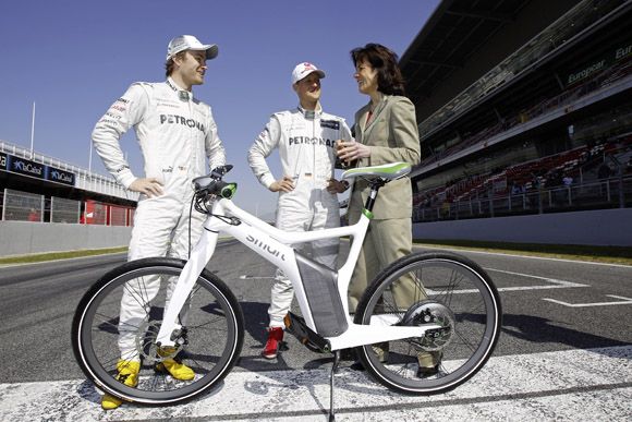 Schumacher y Rosberg, los primeros propietarios de la bici eléctrica de Smart