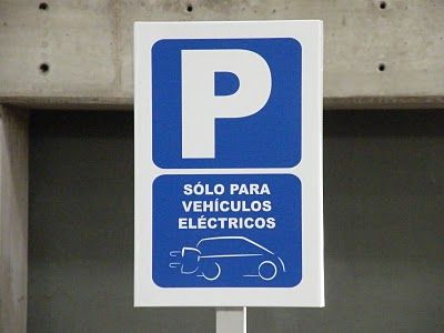 Energéticas y constructoras pugnan por liderar el negocio del coche eléctrico