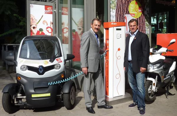 Repartiendo pizzas en motos y coches eléctricos