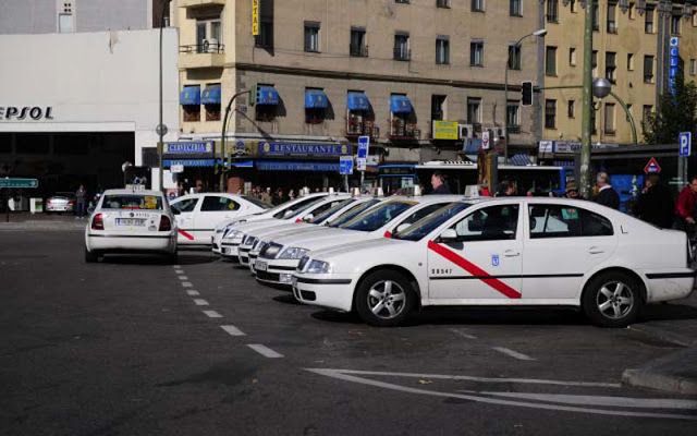 Los taxistas de Madrid piden enchufes para coches eléctricos en las paradas