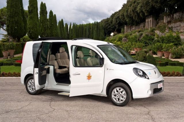 Renault regala dos coches eléctricos al Papa