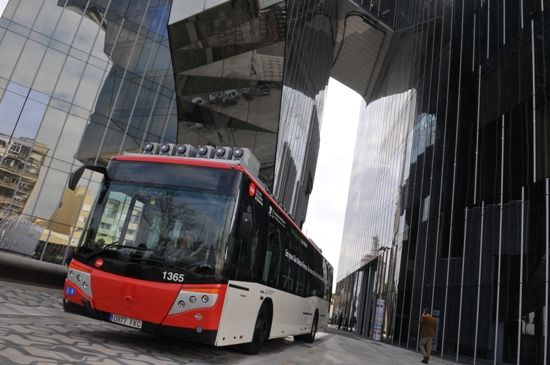 Barcelona prueba el primer autobús híbrido-gas natural