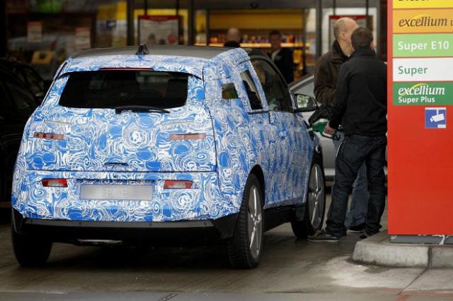 Cazado el BMW i3 repostando en una gasolinera