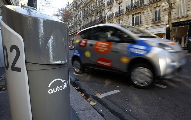 Una mujer atropellada por un coche eléctrico en París