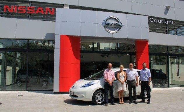 Nissan entrega la primera unidad del Leaf en Francia