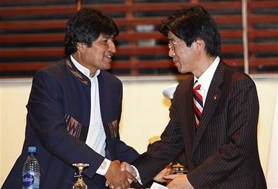 Bolivia permitirá la extracción de litio a Japón a cambio de producir coches en el país