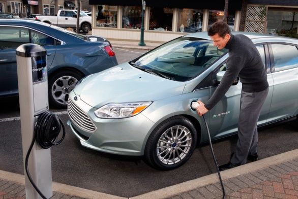 Guerra de enchufes, Ford Focus EV contra Coda