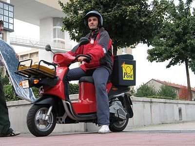 El servicio postal suizo doblará su flota de scooters eléctricos