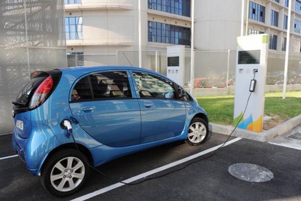 Iberdrola habilita 13 puntos de recarga para coches eléctricos en su torre de Bilbao