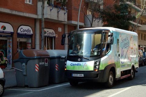 La barcelonesa Condis, comienza los repartos en una furgoneta eléctrica