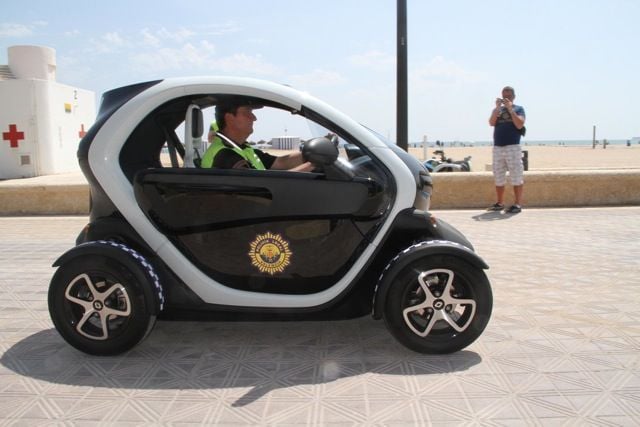 La policía de Valencia prueba el Renault Twizy