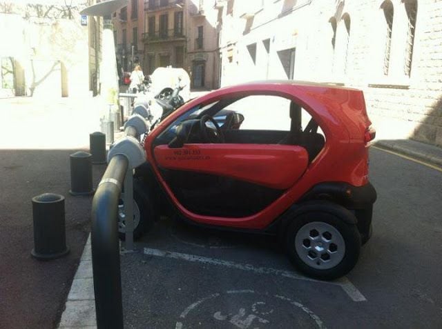 Un Renault Twizy recargando en una plaza para motos