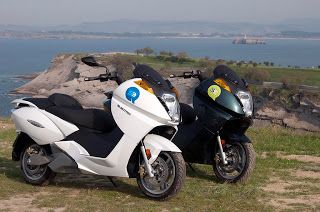 MOVELE - Las ayudas para comprar coches eléctricos se las llevan las motos por &quot;goleada&quot;